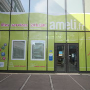 Vitrine XXL en adhésif pour la CPAM de Dijon